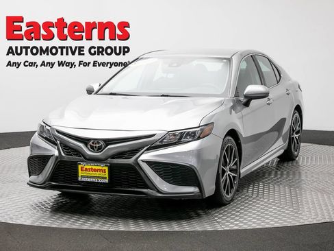 Used 2021 Toyota Camry SE w/ Carpet Mat Package (TMS) FWD image 1
