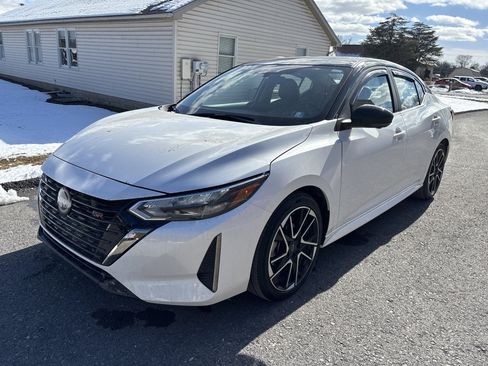 Used 2025 Nissan Sentra SR w/ SR Premium Package image 10