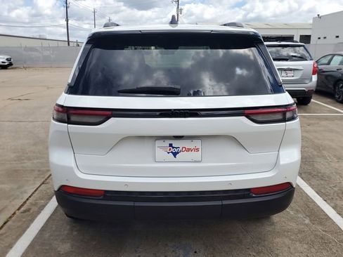 Used 2025 Jeep Grand Cherokee Altitude image 7