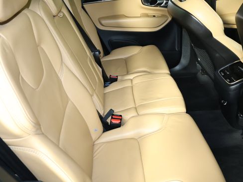 Used 2018 Volvo XC90 T6 Momentum w/ Convenience Package image 44