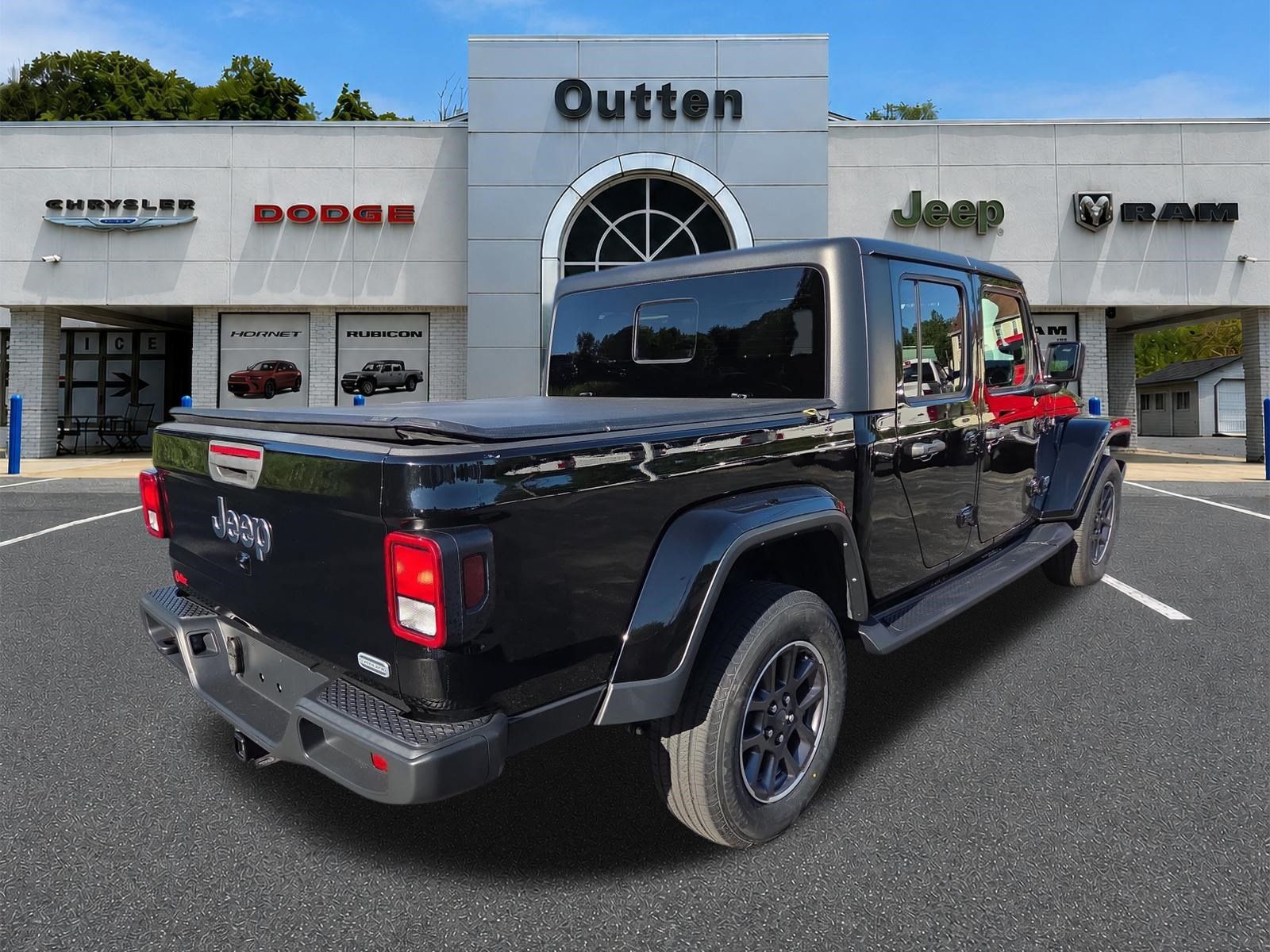 Certified 2021 Jeep Gladiator Overland w/ Cold Weather Group AWD/4WD image 4