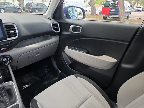 Used 2024 Hyundai Venue SEL FWD image 9