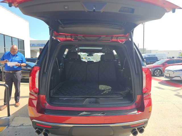Used 2024 GMC Yukon AT4 w/ Technology Package AWD/4WD image 7