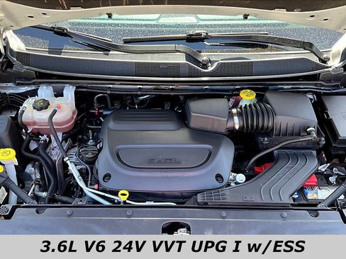 Used 2024 Chrysler Pacifica Limited FWD image 28
