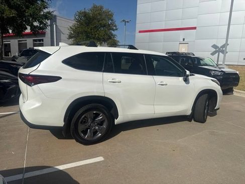 Used 2021 Toyota Highlander LE FWD image 3