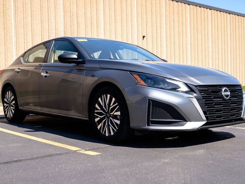 Used 2024 Nissan Altima 2.5 SV image 2