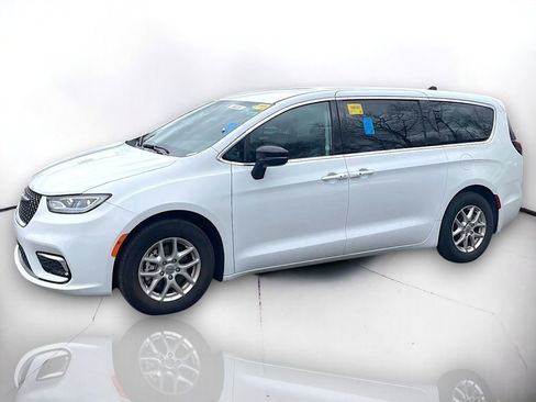 Used 2024 Chrysler Pacifica Touring-L FWD image 2