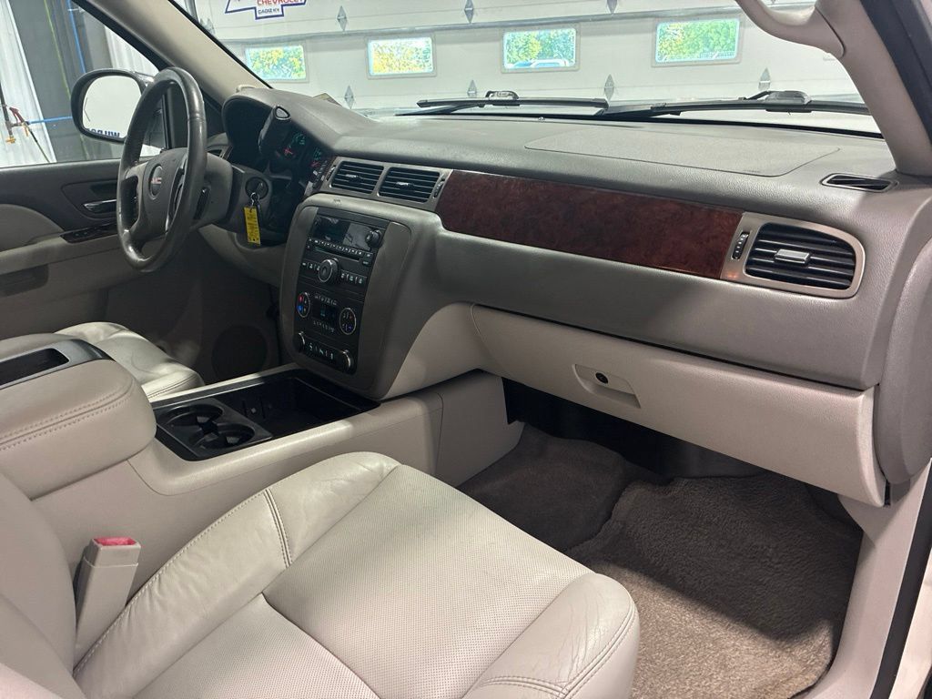 Used 2014 GMC Yukon SLT w/ SLT Chrome Package AWD/4WD image 32