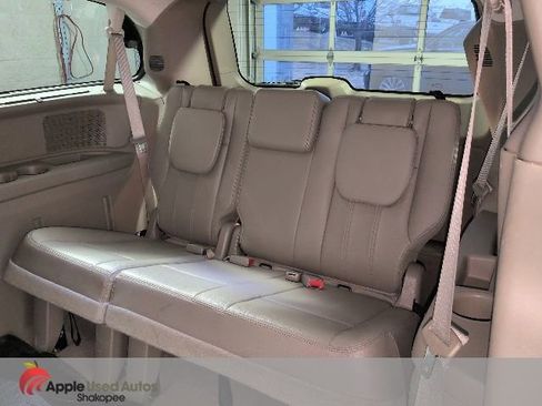 Used 2014 Chrysler Town & Country Touring-L w/ Driver Convenience Group image 32