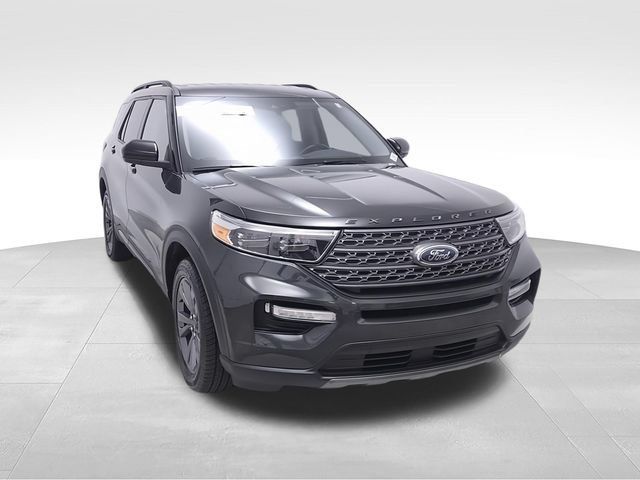 Used 2023 Ford Explorer XLT w/ Equipment Group 202A AWD/4WD image 2