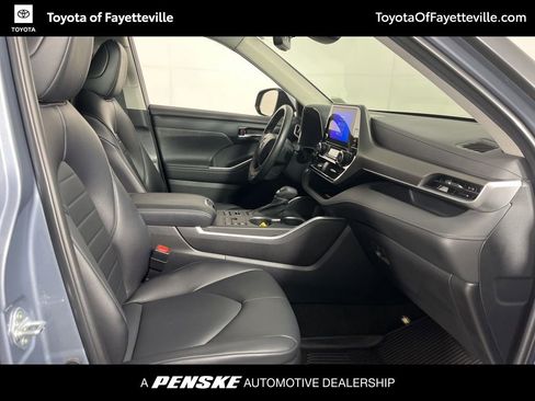 Used 2023 Toyota Highlander XLE AWD/4WD image 7