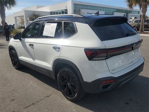 Certified 2025 Volkswagen Taos SE image 3