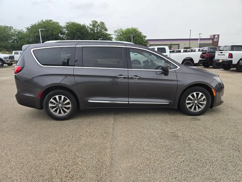 Used 2020 Chrysler Pacifica Touring-L Plus FWD image 2