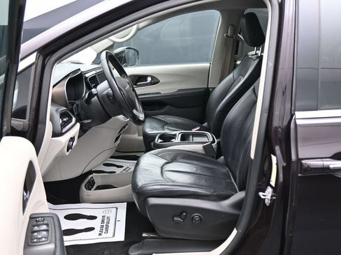 Used 2018 Chrysler Pacifica Touring-L FWD image 9