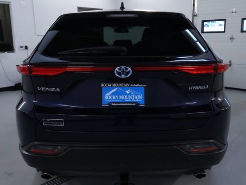 Used 2022 Toyota Venza LE image 6