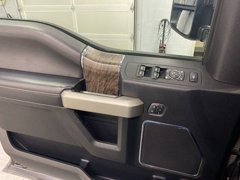 Used 2019 Ford F250 Lariat w/ Chrome Package image 23