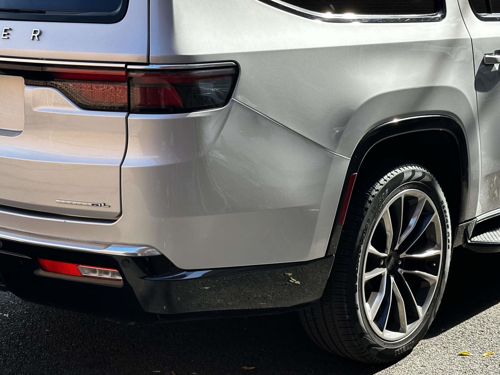 Used 2023 Jeep Wagoneer L Series II w/ Premium Group I AWD/4WD image 11