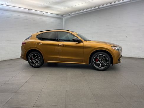 Used 2023 Alfa Romeo Stelvio Veloce image 3