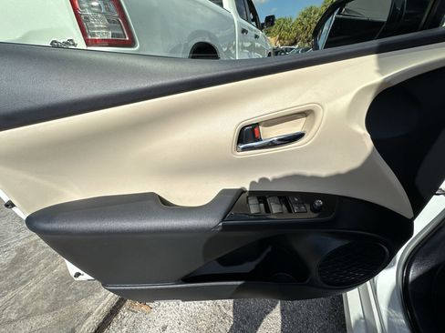 Used 2020 Toyota Prius XLE w/ Carpet Mat Package image 32