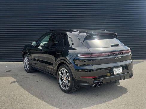 Used 2025 Porsche Cayenne image 3