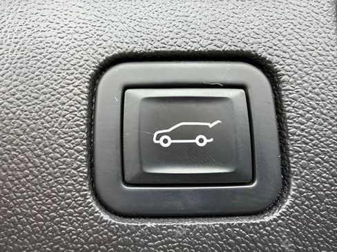 Used 2023 Chevrolet Equinox RS FWD image 36