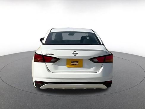 Used 2025 Nissan Altima 2.5 SV FWD image 12