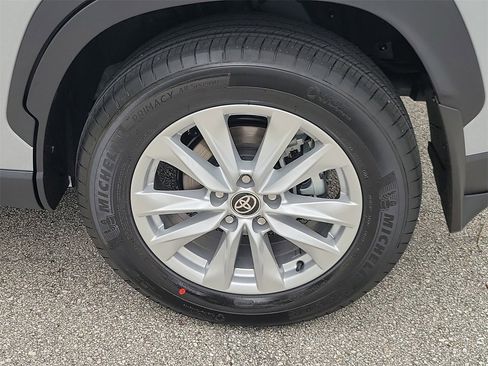 Used 2026 Toyota Corolla Cross LE image 5