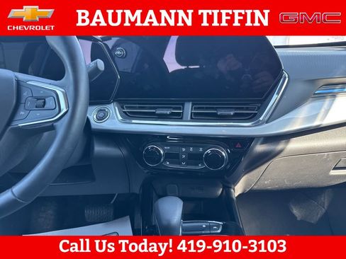 Used 2025 Chevrolet Trax LT w/ LT Convenience Package FWD image 22
