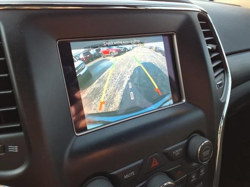 Used 2021 Jeep Grand Cherokee Laredo AWD/4WD image 19