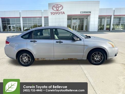 Used 2010 Ford Focus SE FWD image 6