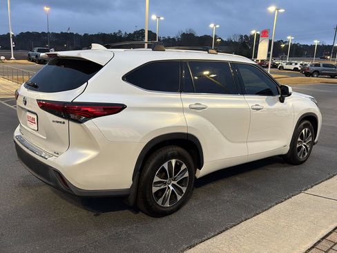Certified 2022 Toyota Highlander XLE image 5