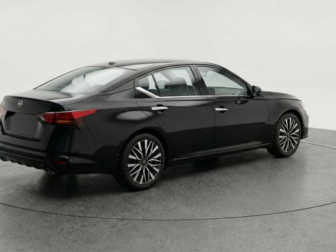 Used 2025 Nissan Altima 2.5 SV FWD image 9