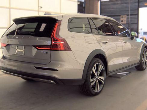 Used 2025 Volvo V60 B5 Cross Country Plus AWD/4WD image 3