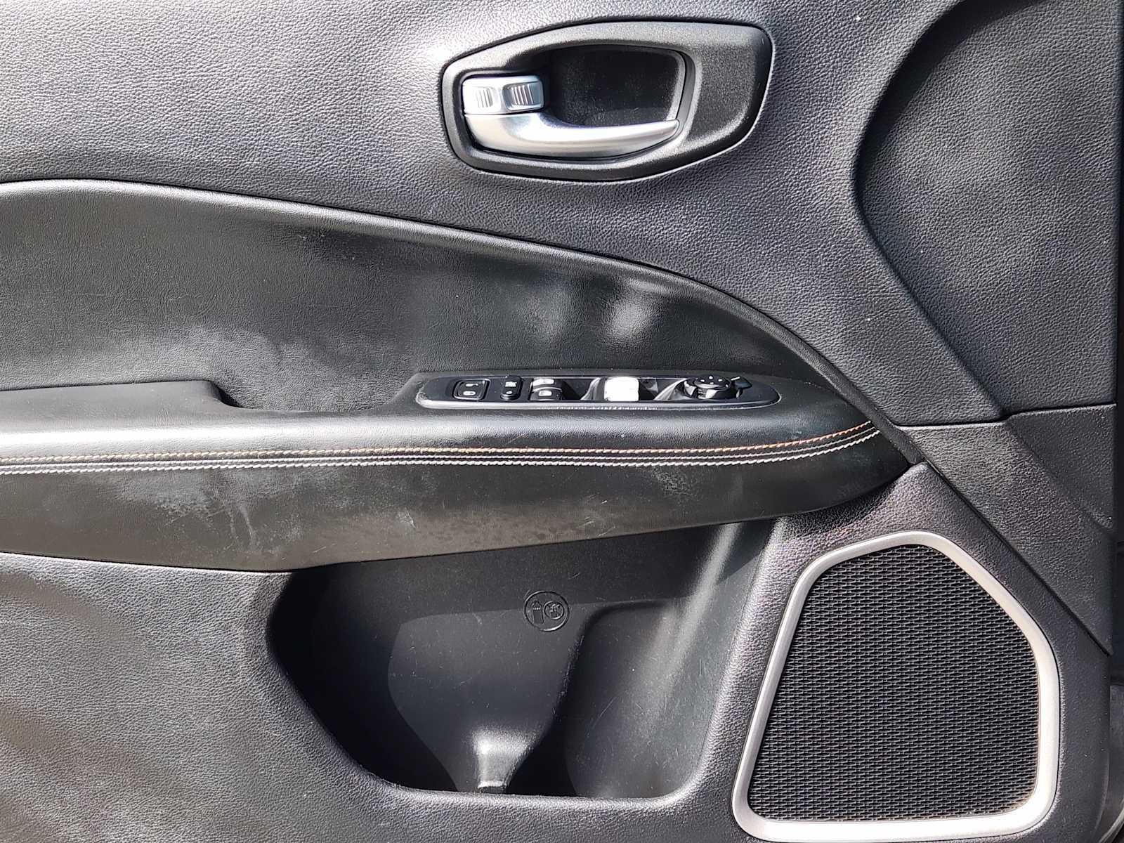 Used 2018 Jeep Compass Latitude FWD image 23