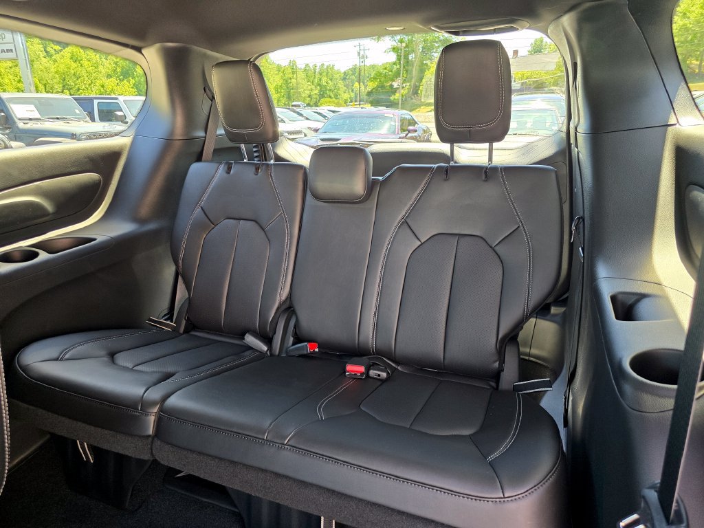 New 2027 Chrysler Pacifica Select FWD image 12