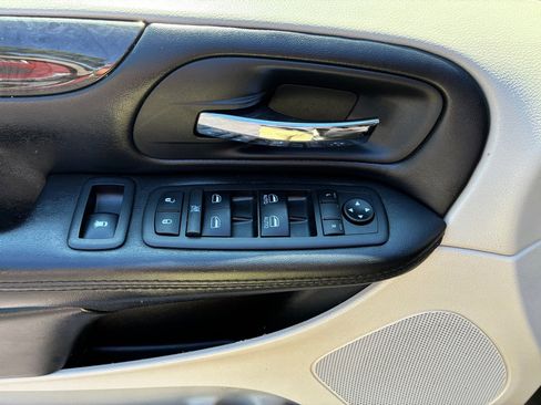Used 2019 Dodge Grand Caravan SE FWD image 28