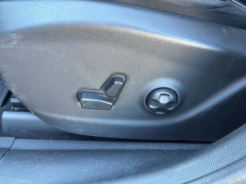 Used 2019 Jeep Cherokee Overland w/ Technology Group image 11