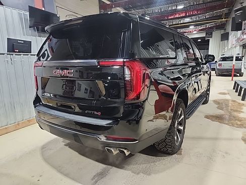 Used 2025 GMC Yukon XL AT4 image 3
