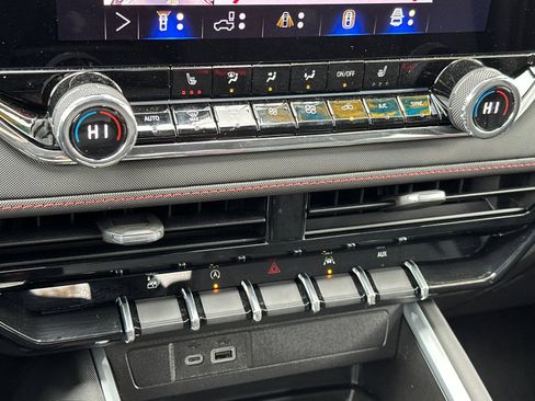 Used 2025 Chevrolet Colorado Z71 w/ Technology Package image 24