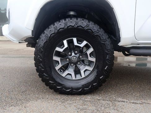 Used 2017 Toyota Tacoma TRD Sport w/ Tow Package (A/T) AWD/4WD image 14