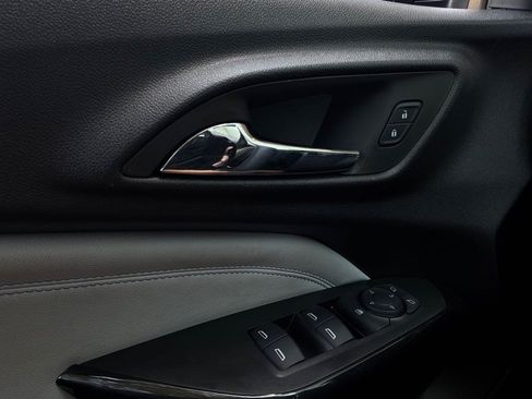 Used 2025 Chevrolet Trax LT FWD image 18
