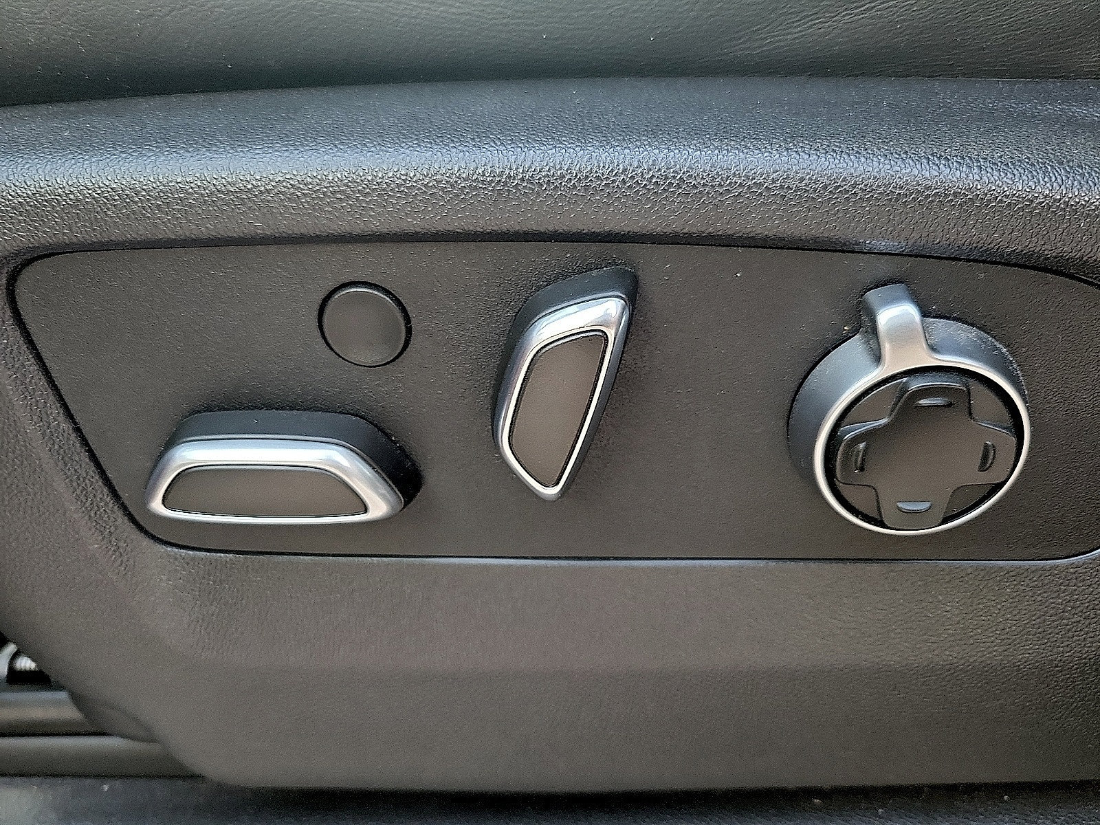 Used 2025 GMC Sierra 2500 AT4X AWD/4WD image 13