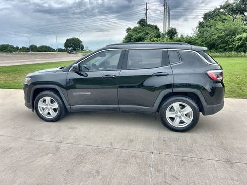 Used 2022 Jeep Compass Latitude FWD image 4