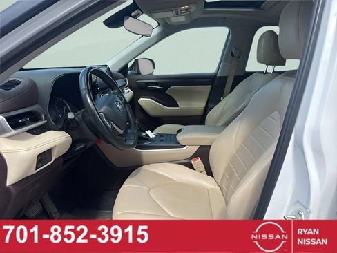 Used 2022 Toyota Highlander XLE AWD/4WD image 6