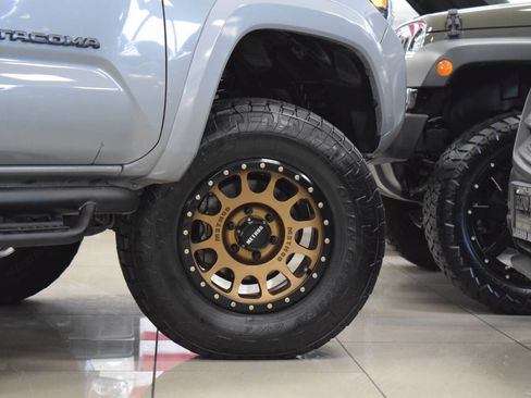 Used 2021 Toyota Tacoma TRD Sport w/ Technology Package image 31