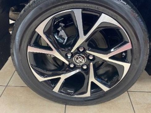 Used 2020 Toyota C-HR XLE image 33