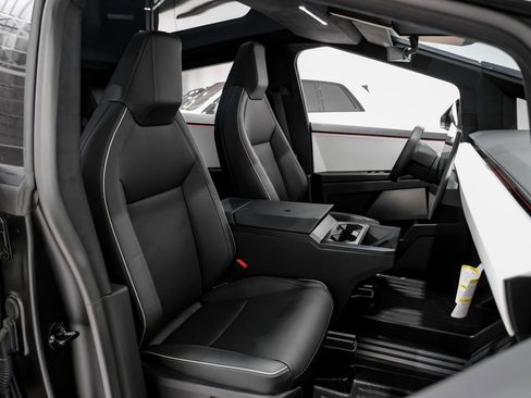 Used 2024 Tesla Cybertruck AWD Crew Cab image 30