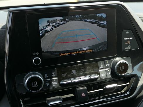 Used 2024 Toyota Highlander LE FWD image 16