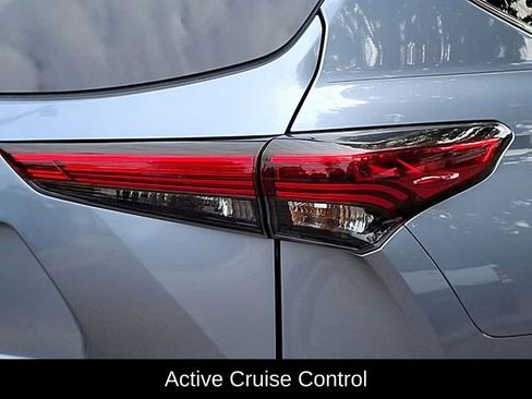 Used 2023 Toyota Highlander XLE image 14