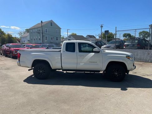 Used 2021 Toyota Tacoma SR5 w/ SR5 Appearance Package (SM) AWD/4WD image 4